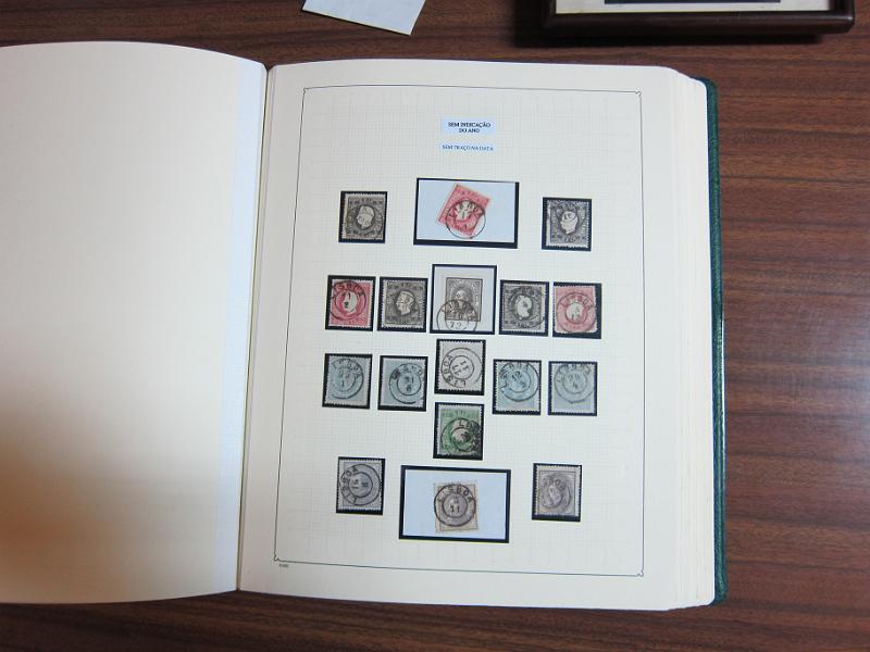 0018 (31).JPG -     Lote:    18      Marcofilia      Lotes Especiais       Descrição:         Portugal &mdash; Colecção especializada em dois álbuns com estudo especializado das marcas de duplo círculo e circulares de Lisboa, com selos de diversas emissões e cartas. Lote a ver.        Lote       Valor Base:     &euro; 1.000,00     Valor Venda:     Retirado     